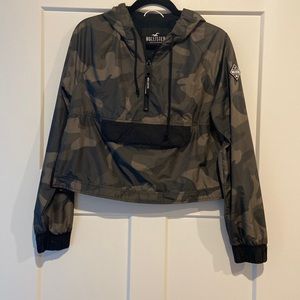 Hollister cropped camouflage jacket 💕 Small EUC this is a great piece!!